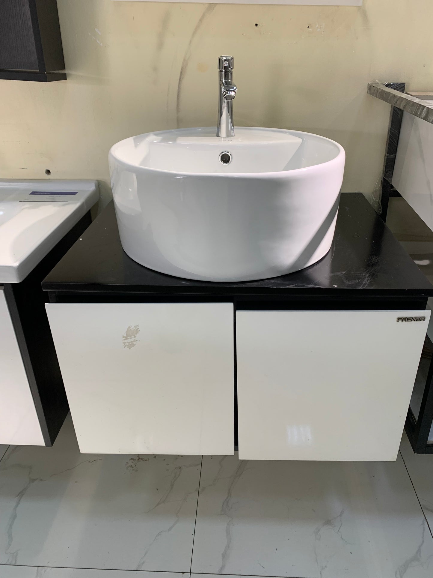 Faenza bathroom cabinet with a circle basin