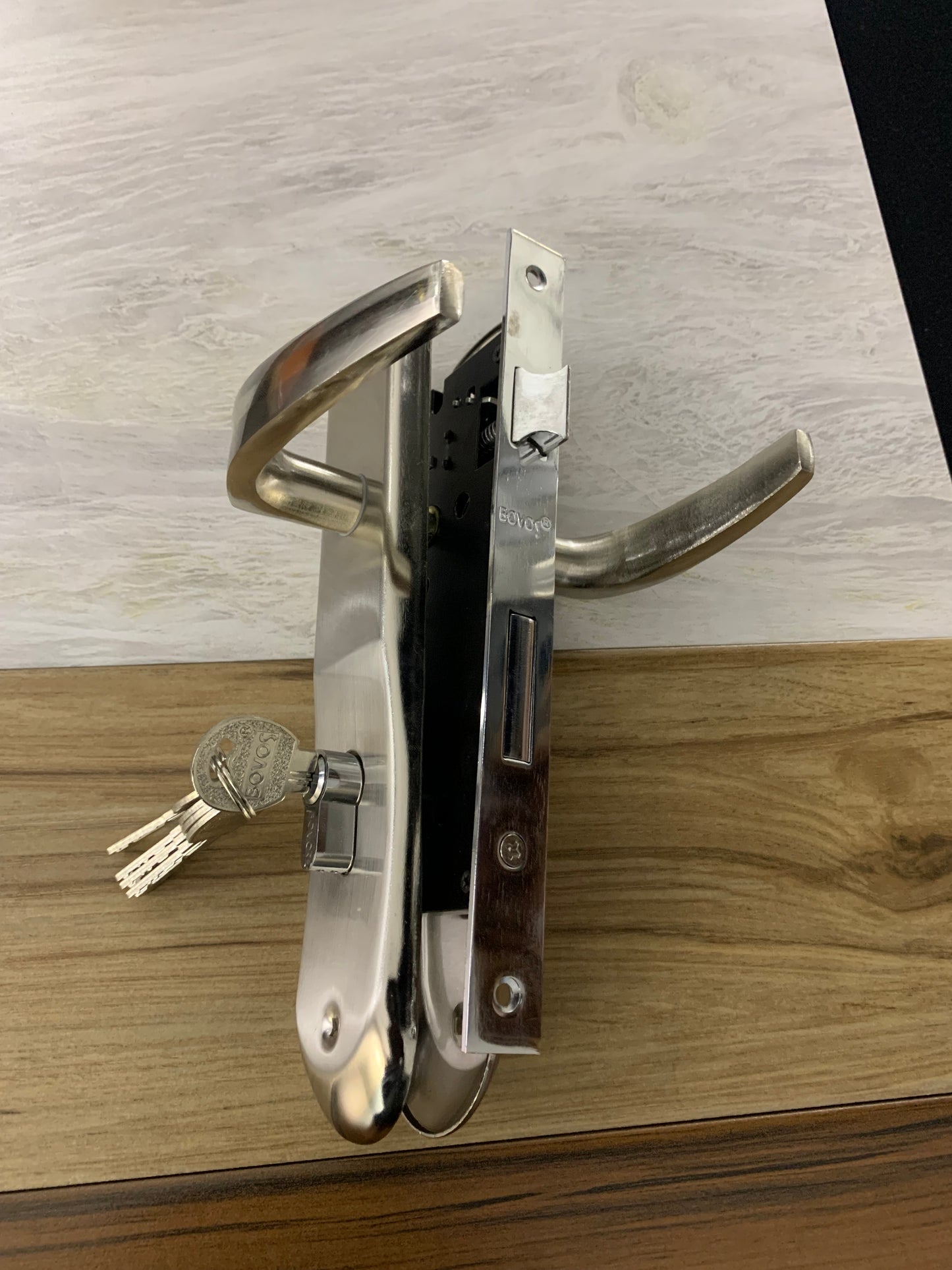 Bovos flush door lock