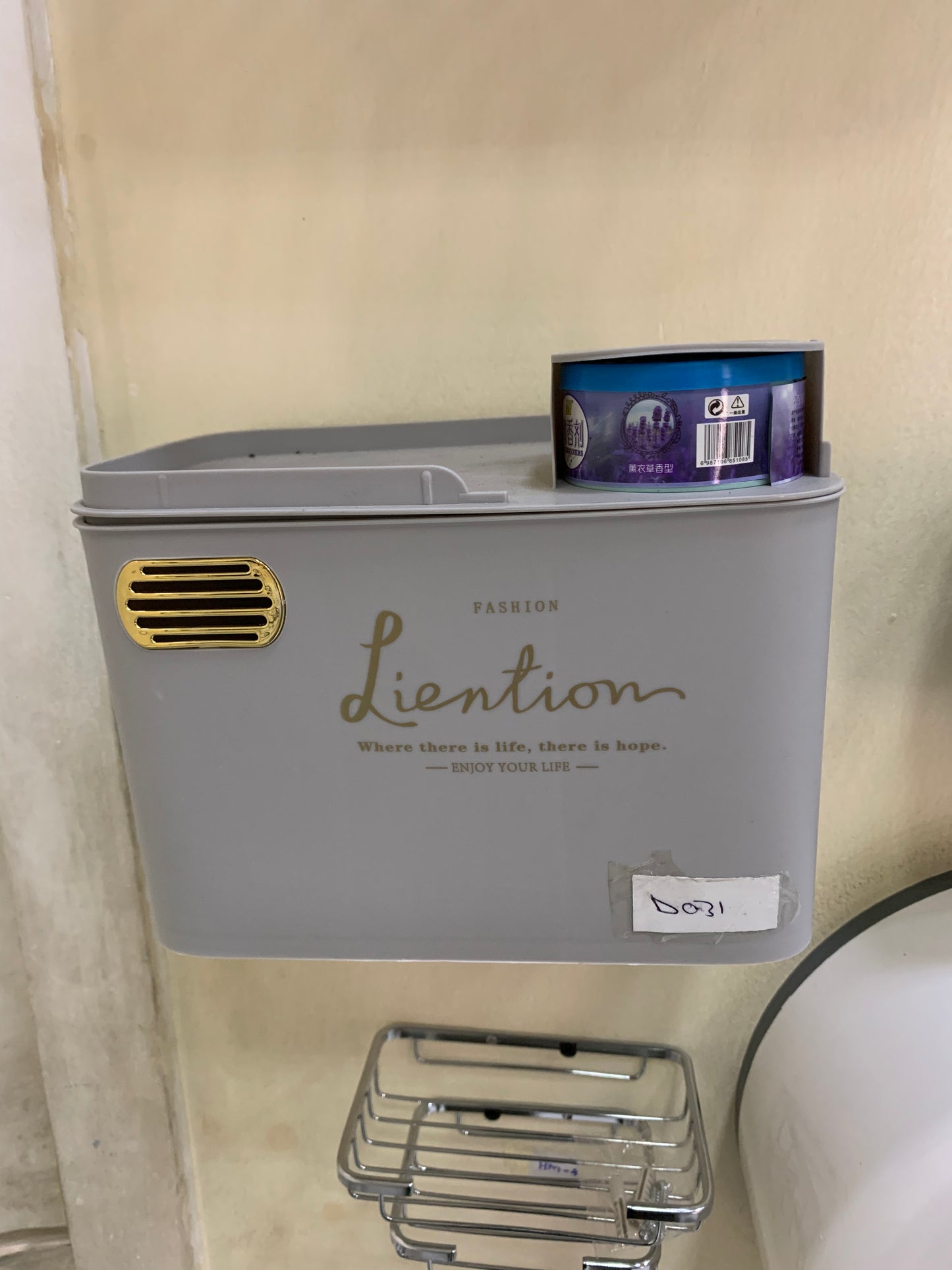 Wall mounted tissue paper holder