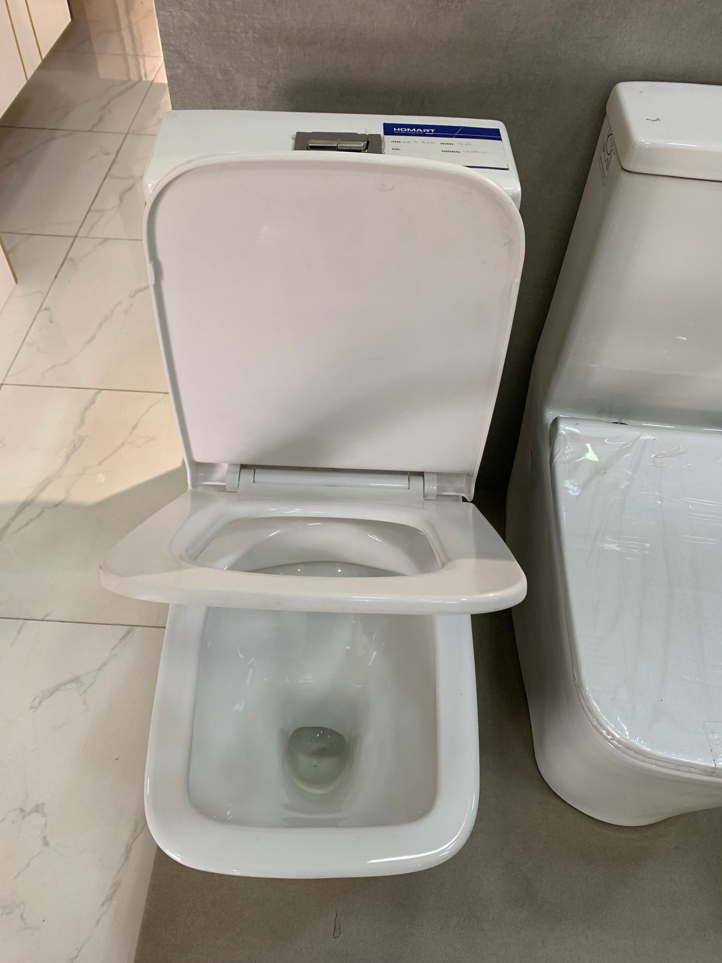 One piece ceramic toilet